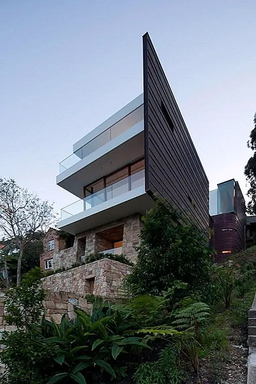 Современный пляжный дом на извлеченном карьере из песчаника в Сиднее