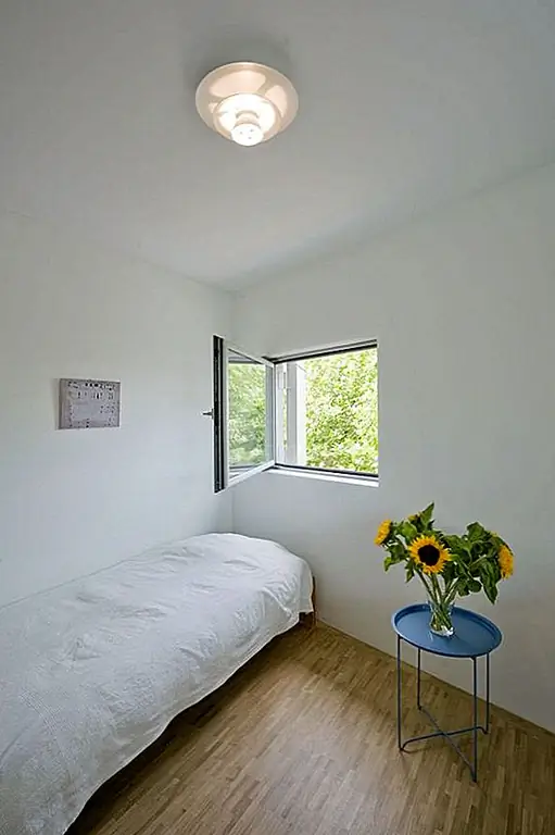 На каждом этаже есть огромное окно. Они пропускают много естественного света, а также вид на улицу. Поскольку дом находится на угловом участке, он имеет вид практически во всех направлениях. На первом этаже есть серия из трех окон, которые предлагают три разные сцены, с каждой стороны дома. Stripe House - это очень хорошо организованная резиденция с минималистским, современным дизайном и с большим внутренним планированием. Кроме того, это также устойчивый дом. {Изображения Марселя ван дер Бурга}.