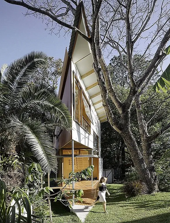 Хотя в названии есть слово treehouse, определение этого проекта не так просто. Это небольшая и необычно оформленная версия дома, а рядом с ней большое дерево, поэтому, на самом деле, это дерево. Однако было бы более точным описать его как отдельный дом. Он был построен Phorm Architects.