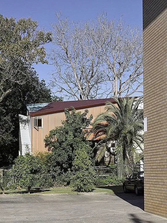 Несмотря на расширение, это здание никак не связано с главным домом. Это полностью отделенная структура, и она не была построена с использованием тех же материалов, архитектурного стиля или форм, которые определяют место жительства. Он имеет свой характер и делает его особенным. Расширение - это тихое убежище, отступление в саду, которое может использоваться для различных целей. Это может быть отличное место для отдыха или развлечений гостей, но оно также может служить в качестве офиса / рабочего пространства.