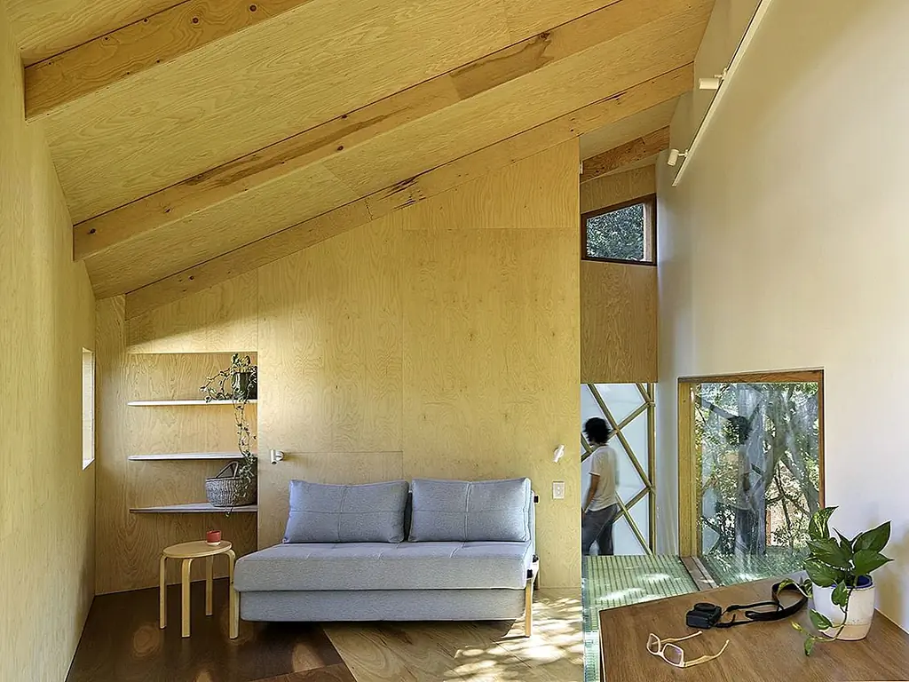 Интерьер этого уникального расширения дома прост. Пространства неформальны и малы, и это заставляет их чувствовать себя уютно и привлекательно. Есть большая разница между типичным деревом и этим, и это связано с наличием окон и больших отверстий, которые привносят свет, а также обрамляют взгляды.