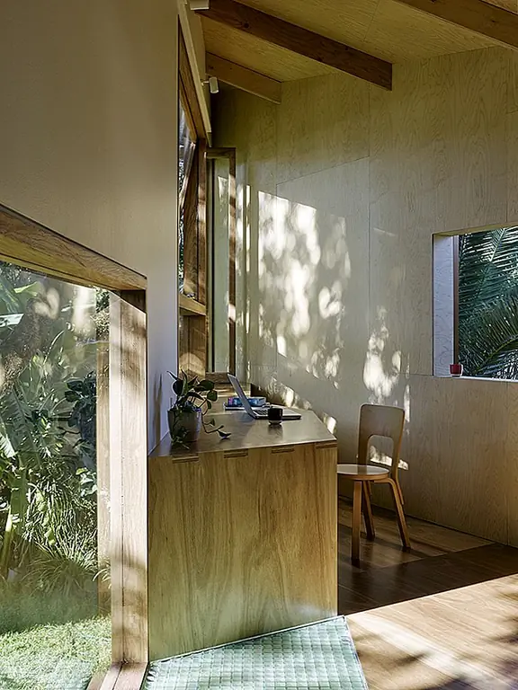 Даже при такой нечетной форме расширение не так уж необычно, когда вы входите внутрь. Обилие дерева, теплые и нейтральные цвета, множество окон и тесная связь с садом позволяют ему быть очень привлекательным и комфортным. Стиль дизайна интерьера прост, но с намеком на изощренность и создает шарм для каждого пространства.