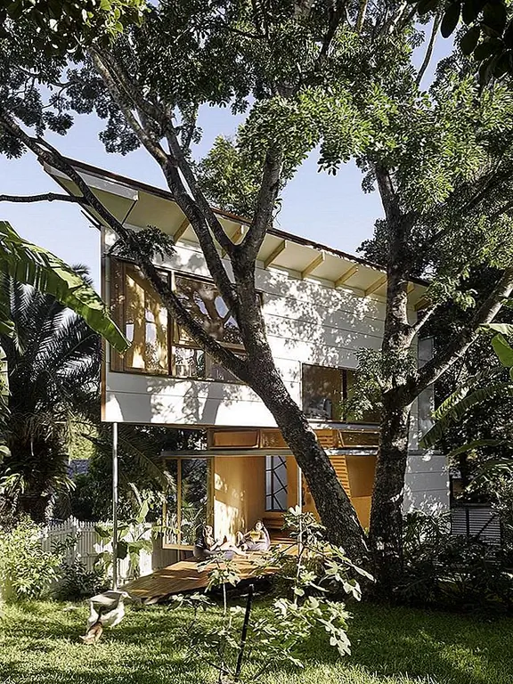 Отдельное здание Treehouse, охраняемое деревом заднего двора