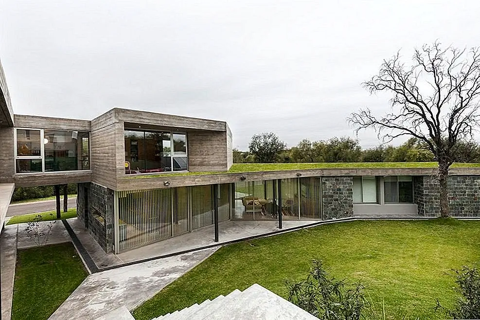 Особый характер сайта и серия очень специфических запросов от клиентов вдохновили архитекторов сделать этот дом по-настоящему особенным. Первым шагом было определение разделов сайта без деревьев. Все согласились с тем, что группы деревьев должны быть сохранены, а это означало довольно необычный макет дома. Архитекторы также должны были в полной мере использовать неравномерный ландшафт, и изображения точно покажут, как они это сделали. План был разделен на два сектора, один из которых был общей социальной зоной, а другой - зоной отдыха и отдыха.