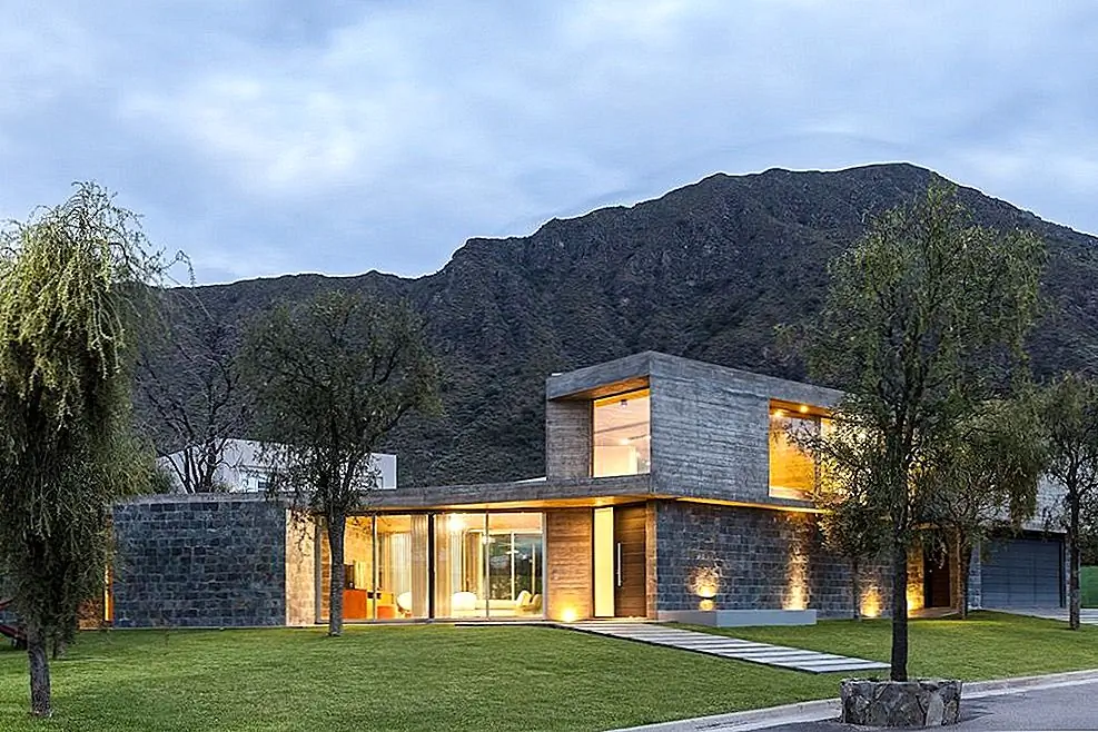 Семейный дом у подножия горы в Аргентине