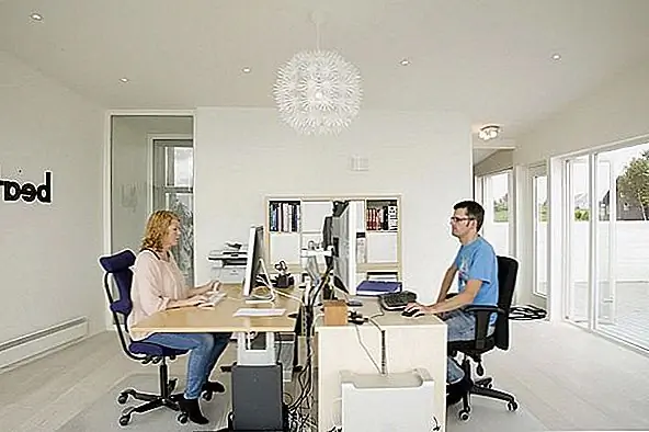 Офис был помещен на своем собственном этаже в виде кубического аннексия, который выходит из второго рассказа. Таким образом, два тома разделены и независимы друг от друга. Это современный способ держать работу и удовольствие разделенными, но все еще в тесной связи друг с другом. {Found on nytimes}