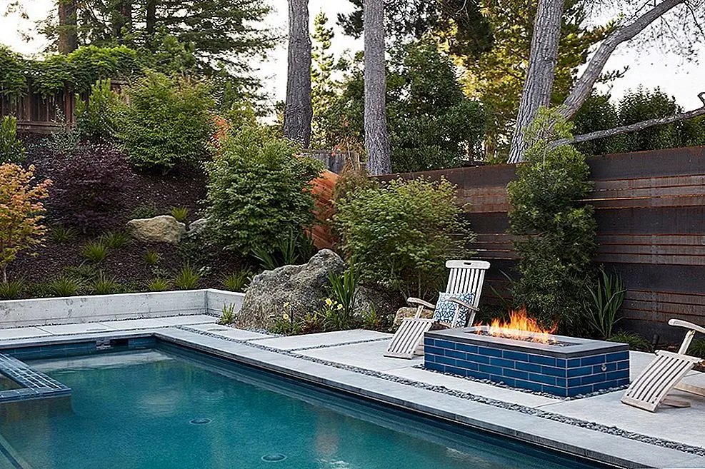 Новый дом лучше подходит и имеет контрастный характер. С одной стороны, дом уважает окрестности и смешивается с другими домами, но, с другой стороны, его необычная ориентация (в сторону, а не сзади) делает его выдающимся. Небольшой бассейн на заднем дворе занимает большую часть открытого пространства. Кроме того, это многоэтажное жилое пространство имеет прочную и видимую связь между внутренней и наружной секциями. Это соединение обеспечивается полноразмерными окнами, большими раздвижными стеклянными дверями и большими и открытыми пространствами.