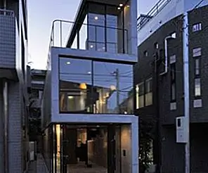 Длинная узкая резиденция в Токио