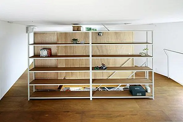 Архитекторам удалось найти идеальный баланс. Они включают в себя место для парковки автомобиля и сад на участке. Дом был ориентирован таким образом, что он получает много солнечного света со всех сторон. Он имеет три узких окна на южной, восточной и западной сторонах. Они не особо большие окна, но они расположены именно там, где они должны быть.