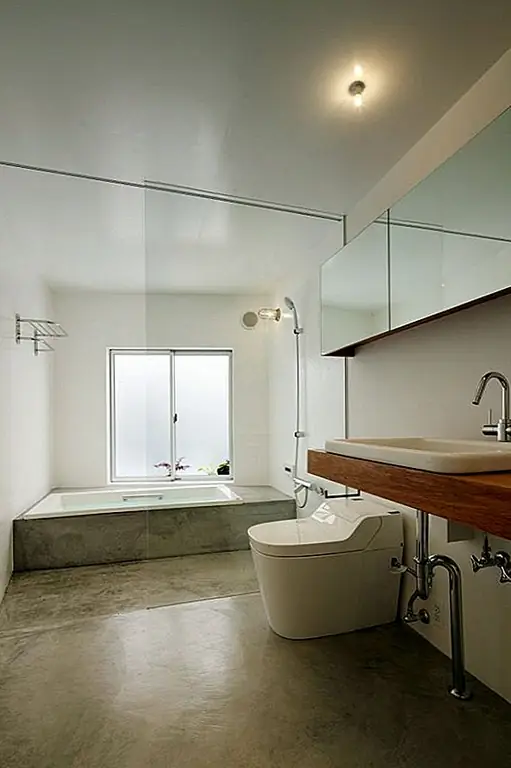 Интерьер дома современный и простой. Резиденция разделена на несколько небольших помещений, а внутренняя структура является гибкой. Его можно настроить в соответствии с предпочтениями и потребностями резидента, и эта универсальность делает дом еще более прекрасным.