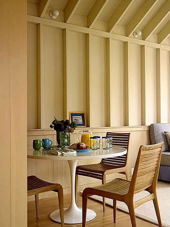 Спальня вдохновляет пляжную атмосферу из-за ее простоты и синих нюансов. Существует также мирный уголок, устроенный как место для сидения с голубым диваном и некоторые белые подушки с синими водными отпечатками на них, где коллекция снарядов, сидящих на столе, делает прекрасный декор для такого выходного дня на пляже. Если вы устали от шумных и переполненных пляжей, и вы ищете спокойное место, этот пляжный выходной - это все, что вам нужно.