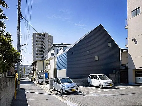 Мебель на кухне, например, проста и современна, в том же тоне с остальной частью дома, и этот естественный аспект заставляет вас чувствовать себя хорошо и хотеть провести здесь время. Какому Создателю удалось сделать это, чтобы построить очень хороший дом, используя пространство, насколько это возможно, чтобы чувствовать себя комфортно и непринужденно, учитывая переполненную территорию. Простой и красивый дом предоставляет все, что вам может потребоваться, из дома. {Найден на архиве и спроектирован создателем}