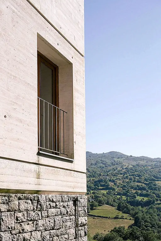 Дом теперь называется Casa TMOLO и включает в себя две структуры: главный дом и конюшню, обе белые были отремонтированы. Полная реконструкция была сосредоточена на адаптации этих двух строительных площадок для удовлетворения современных потребностей клиентов. Обе структуры были сильно повреждены и в очень плохом состоянии, заросшие растительностью и нуждающиеся в немедленном ремонте.