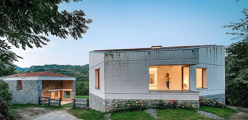 Отдельной стабильной структурой было здание из камня и дерева, сильно ухудшилось. Большинство его стен пришлось заменить. Аналогичное описание может быть использовано и для основного дома. Его фасад должен был быть реконструирован, и для этого архитекторы предпочли использовать белый бетон и местный камень.