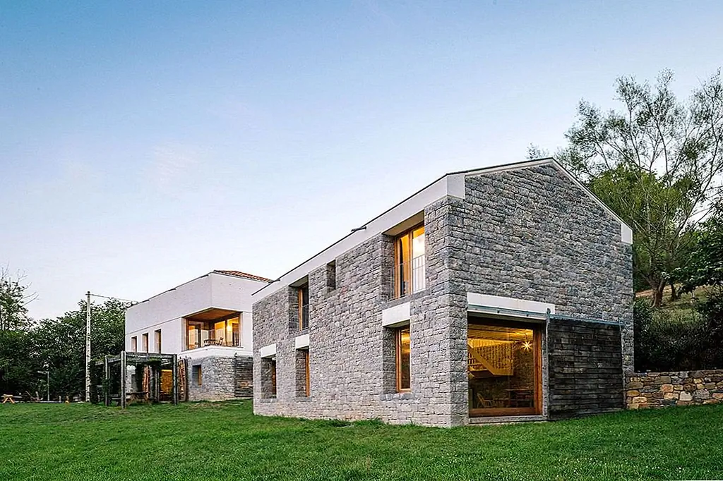 Заброшенный дом превратился в современный семейный дом