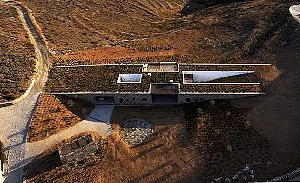 Удивительный камуфляжный каменный дом в Греции