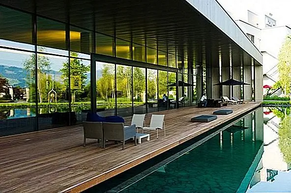 Пейзаж абсолютно захватывает дух. Это одно из самых красивых мест в мире. Это здание на самом деле очень большая структура с очень простой прямоугольной формой. Не очень впечатляет при первом взгляде. Но вы можете найти внутри, это настоящее сокровище. Это набор различных небольших структур, связанных между собой. Это похоже на лабиринт, но очень хорошо организованный. Мне очень нравится эта экологичная структура. Но удивительный пейзаж всегда будет фокусом притяжения. Нелегко отвлечься от этого невероятного образа. Яркие цвета потрясающие. Это такой красивый образ, с этими прекрасными деревьями впереди и потрясающей картиной, зарисованной за ними. Это то, с чем вы не можете конкурировать. {Oppenheim Architecture + Design}