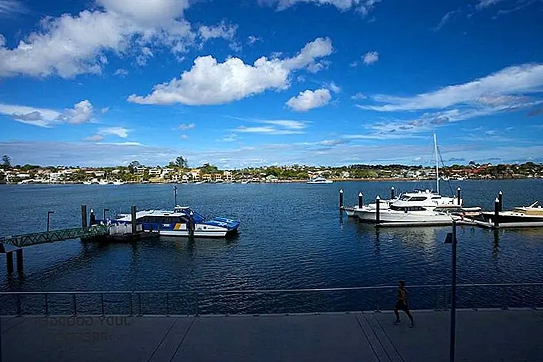 В квартире есть три спальни. Кроме того, все остальные комнаты просторны и привлекательны. Также есть парковочное место, в котором могут разместиться до четырех автомобилей. Место также очень удобно. Расположенный недалеко от торговых центров, ресторанов, кинотеатров и галерей, квартира находится всего в нескольких минутах от всего, что вам нужно. И если вам не хочется выходить, вы можете просто посидеть здесь и насладиться панорамными видами, полюбоваться окрестностями и отдохнуть на балконе.