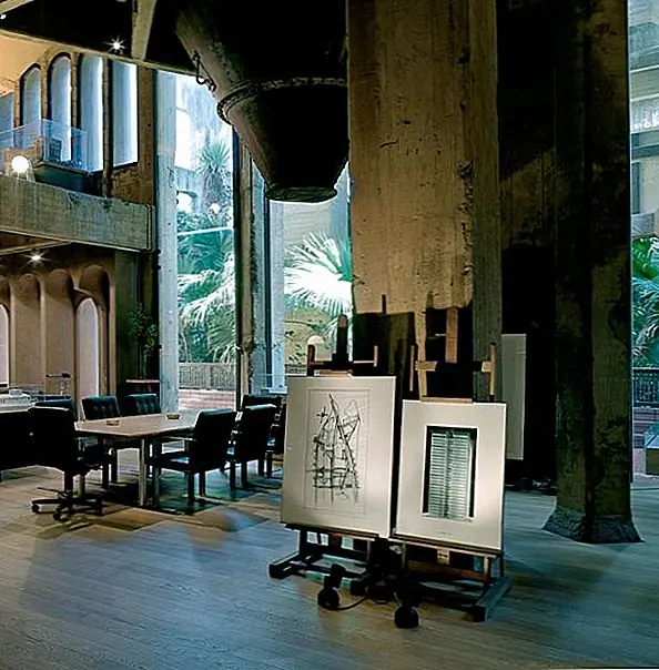 Он придумал план, чтобы вернуть его к жизни, а также дать ему новую функцию. Начался ремонт, и некоторые из конструкций были разрушены, а некоторые были выставлены. Деревья и растения также были посажены, и был создан красивый сад.