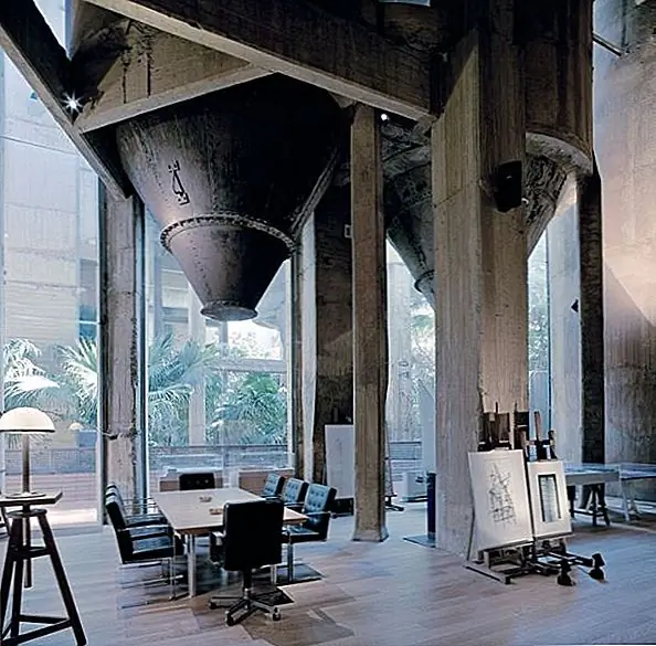 Архитектор превращает цементную фабрику в просторный и уютный дом