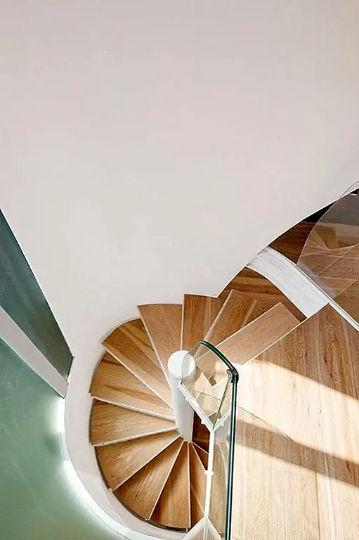 Внешний вид этого нечетного здания отличается кольцом тонкой стальной фольги, образующей защитную акустическую оболочку. Фильтры дневного света, включенные в дизайн, приносят свет внутри. Еще одна серьезная проблема связана с вибрацией и шумоизоляцией. Раствор должен был изолировать здание и приостановить его на резиновой основе. Чтобы сделать здание смешано с индустриальной средой, оболочка была изготовлена из выветренных и изношенных материалов. {Найдена в день}.