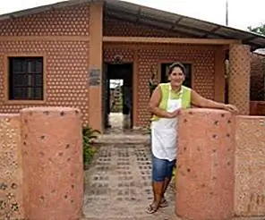 Но похоже, что все больше людей начинают использовать их разными способами. Поэтому, если можно построить дом, используя только бутылки, я говорю, что вы должны хотя бы дать ему шанс. Это дешево, и это оригинально. Результат будет очень необычным. Но это должно быть необычно, чтобы выделиться.