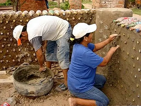 Удивительный дом для бутылок