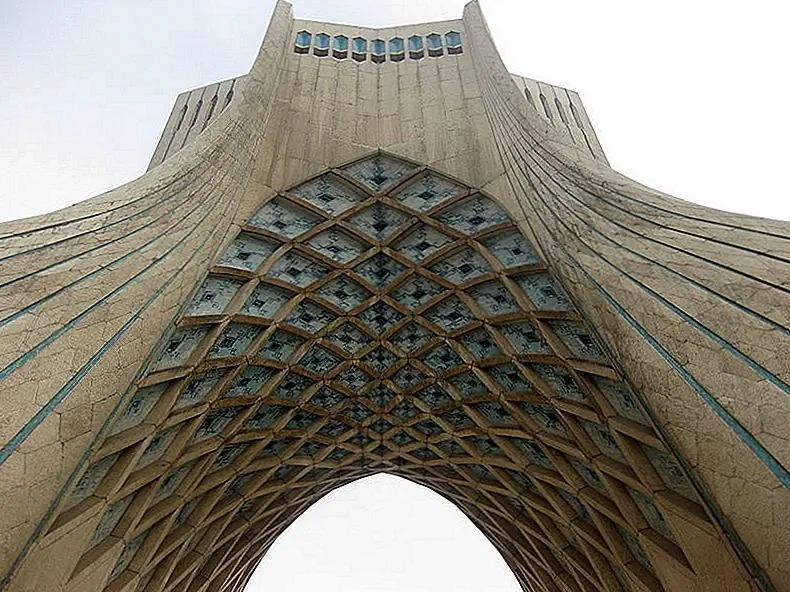 Башня высотой 50 метров, и она была закончена в 1971 году, под пристальным наблюдением одного из лучших людей в поле, самого лучшего мастера-каменщика Ирана Гаффара Даварпаны Варносфадерани. Идентификатор памятника из огромных блоков белого мрамора, размеры которого были рассчитаны с помощью компьютера, чтобы они могли идеально сочетаться. Они использовали восемь тысяч блоков мрамора, которые были привезены из региона Исфахан, известного своими карьерами.