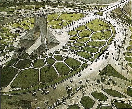 Башня имеет как исламские влияния, так и доисламский, и она очень творчески сочетает традиционную иранскую архитектуру с современными элементами и оригинальное видение. В настоящее время он используется в культурных целях, а также дома музеев в подвале и сувенирных магазинах для тех, кто посещает Иран. Как я уже говорил, это ориентир Тегерана.