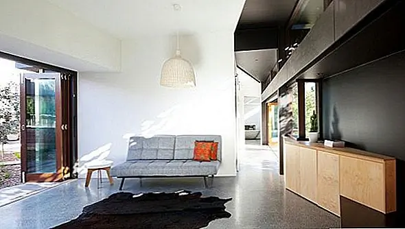 Архитекторы Саймона Кошмана отвечают за успех этого дома, который, похоже, не имеет никакой ошибки, наоборот. Ванная только пример хорошего вкуса, высокого качества и элегантности. Жилая комната на картинке, кажется, принадлежит другому миру, в котором каждая деталь имеет значение, и каждый цвет способствует положительному настроению, которое у кого-либо есть во время пребывания здесь. Дом Balnarring - это, безусловно, тот дом, который мы видим в журналах и мечтаем о нем. {Фото Кристины Фрэнсис и найденные в архиве}