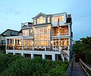 Впечатляющий домик на пляже, откуда открывается панорамный вид на океан.