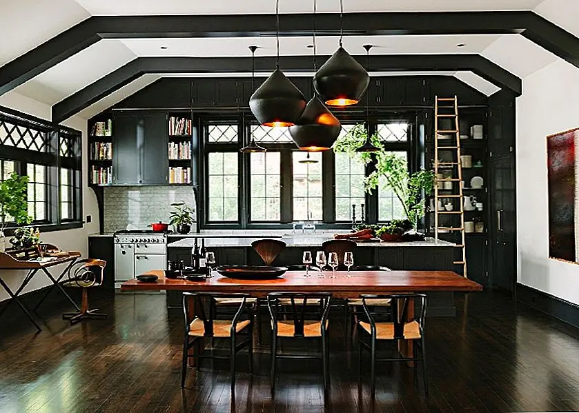 Книжные полки во всем определяют задумчивый дом библиотеки в Портленде