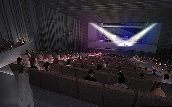 В здании есть также вторичный многоцелевой театр в меньшем объеме, соединенный с банкетным залом, конференц-центром, магазинами, кафе и ресторанами. Это, безусловно, современный подход и уникальный дизайн. С таким видом люди захотят пойти туда только для посещения, полюбоваться великолепным декором, похожим на музей. Надеюсь, у оперы теперь будет больше поклонников. На самом деле это хороший и хитрый трюк.