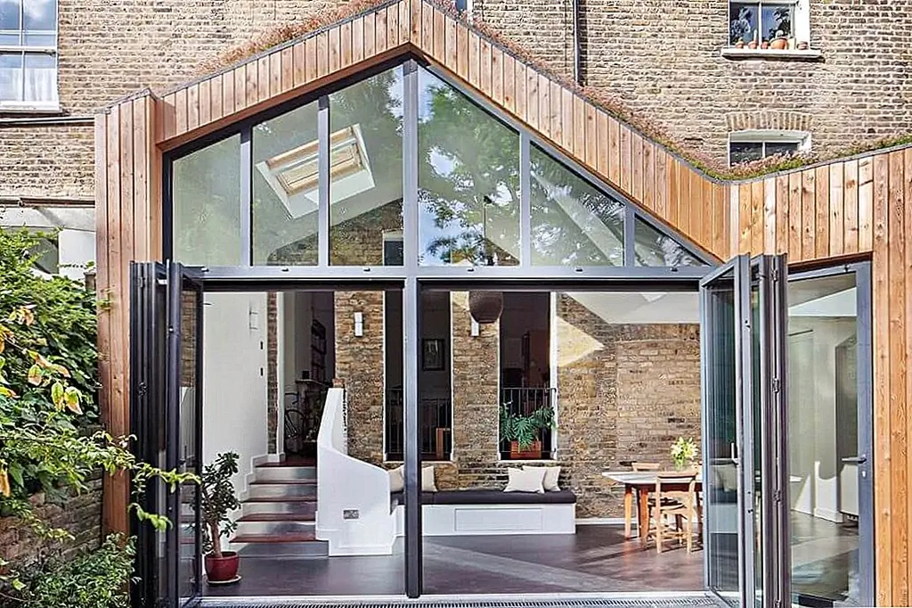 Кирпичная резиденция в Лондоне Витрины Застекленный бревенчатый дом