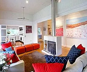 Красивый дом с красным, белым и синим видом