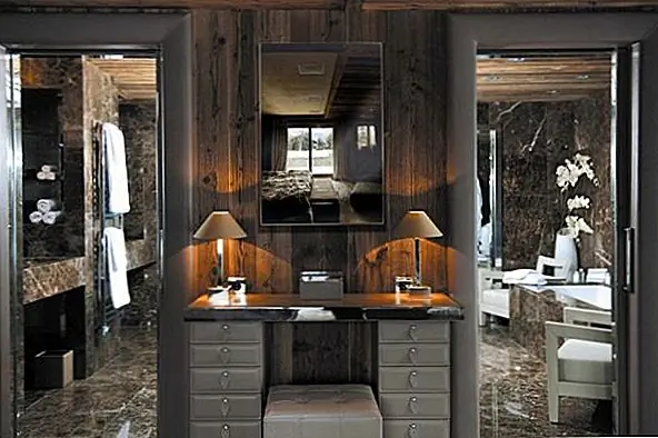 Но то, что кажется таким естественным, было на самом деле очень сложным и требовательным проектом. Шале было разработано для точной спецификации, и даже мельчайшие детали должны были быть идеальными. Он был построен с использованием благородных и элегантных материалов, но также с очень функциональным распределением. Внутри красивая лестница предлагает доступ к большой гостиной. Это пространство, украшенное античными лесами, с теплым, элегантным и гармоничным декором. Прилегающая терраса из тикового дерева - это великолепное пространство для отдыха под открытым небом. В нем есть специально оборудованные шезлонги и очень красиво определенные детали. Все шале было тщательно спланировано и оформлено.