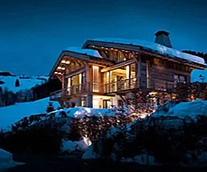 Альпийское шале с крытым бассейном и минималистский дизайн интерьера