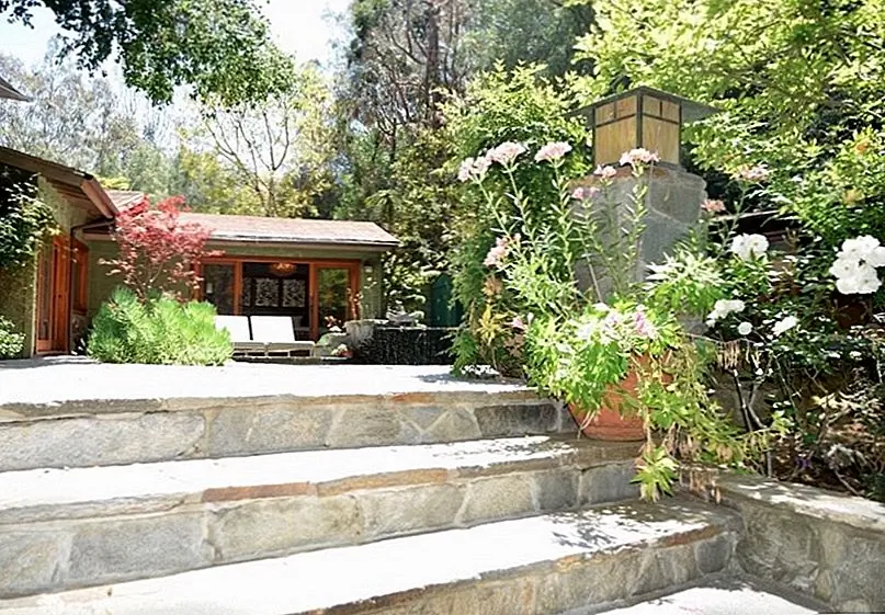 Огромные пейзажи и природные засухоустойчивые растения и цветы украшают открытые площадки.