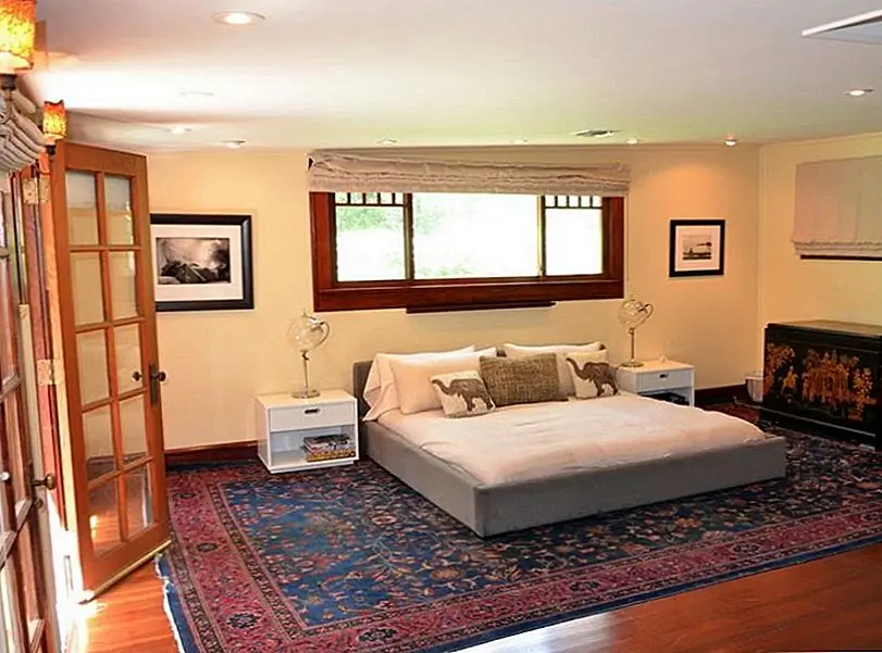 Комната для гостей достаточно большая, чтобы держать кровать с кроватью размера "king-size". Дубовые французские двери открываются в бассейн.