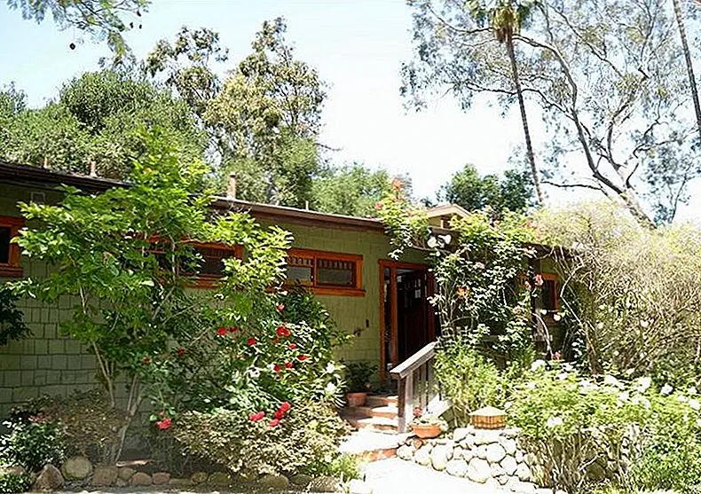 Уединенный вход отличается классической архитектурой ремесленника.