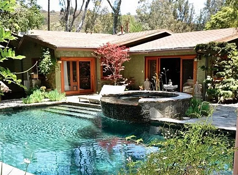 Джакузи впадает в солнечный бассейн, который является фокусом заднего двора.