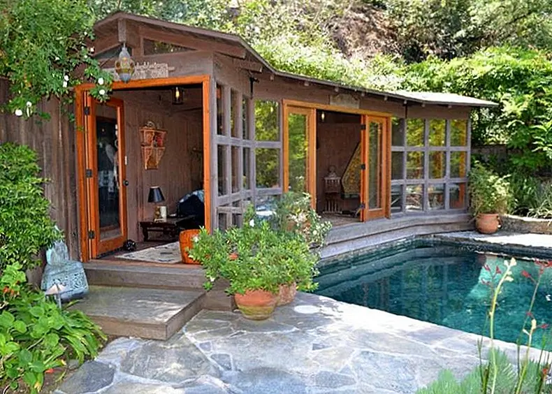 Кабана у бассейна также может работать в качестве гостевого дома, небольшого офиса или места для медитации / йоги.