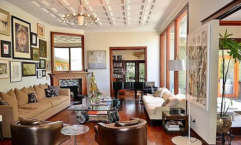 Гостиная чувствует себя яркой и воздушной. В оригинальном камине представлены традиционные детали ремесленника, такие как отделка дуба и керамическая плитка ручной работы.