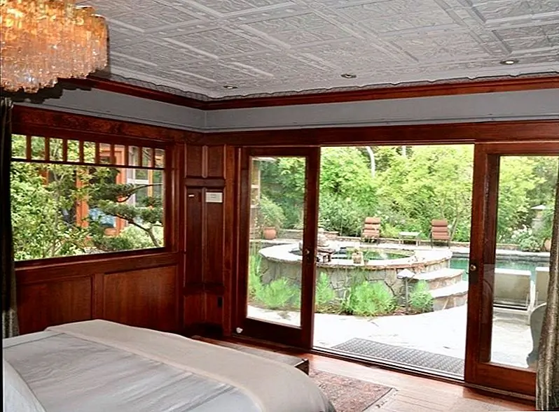 Из главной спальни открывается прекрасный вид на сад.