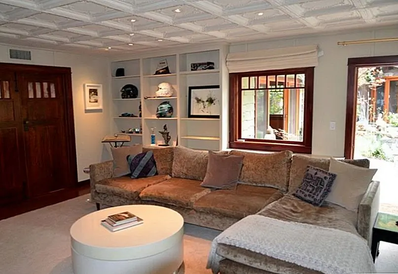 Ден чувствует себя расслабленным, с большой секцией шезлонга для разговора.