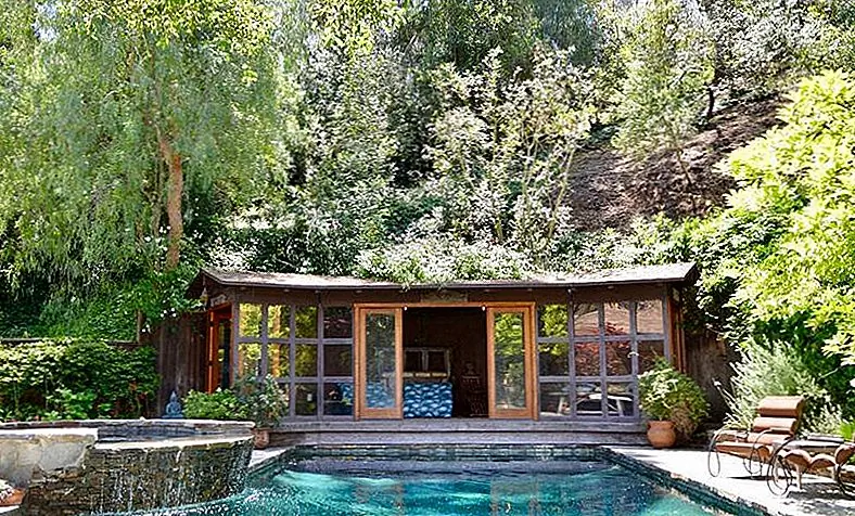 Кабана с дзэн-бассейном, заправленная в склоне холма, отлично работает с архитектурой мастера Люси Лю.