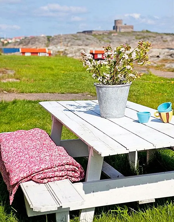 Наружная мебель уже показывает нам, как расслабляющее и красивое время отправки здесь может быть. Вы можете позавтракать на улице, любуясь видами, и вы также можете развлечь своих гостей здесь. Площадка для барбекю идеально подходит для этого. И теперь лучшая часть: вы можете арендовать этот прекрасный скандинавский дом, и вы можете сделать его своим домом на лето. Вы сможете наслаждаться всем, что предлагает этот очаровательный дом, а также все великолепные черты, присутствующие снаружи. {Found on husohem}.