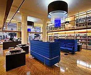 Современный книжный магазин Модриан в центре Любляны