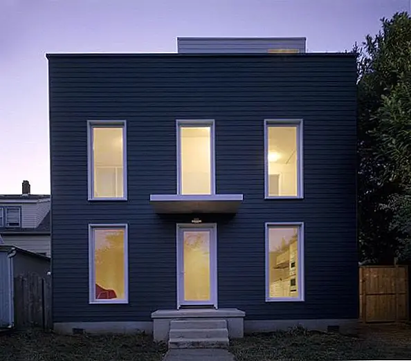 У него странный передел комнат. Но когда вы думаете об этом, это логичный выбор. На первом этаже есть кухня, столовая и гостиная. Все они идут рука об руку. И после того, как вы приготовите обед, съешьте его в столовой и проведете некоторое время в гостиной, беседуя с другими, вы можете пойти на второй этаж для отдыха. Там вы можете найти только спальни, поэтому это пространство, предназначенное для отдыха и покоя.