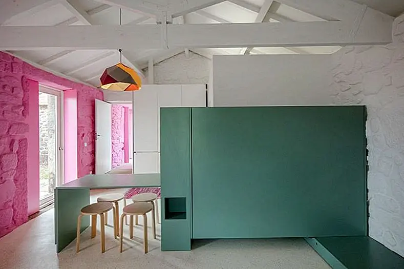 Благодаря таким проектам современный сельский туризм переопределяется. Использование смелых цветов и общая простота внутреннего декора поднимут обычный дизайн фермы до нового уровня. Вы можете легко отличить много элементов, которые были сохранены в качестве свидетельства прошлого и истории сарая.